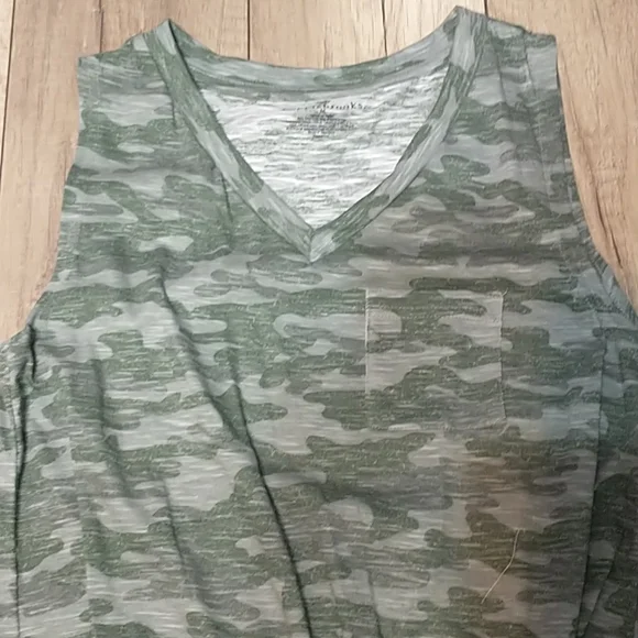 Bobbie Brooks Sz Medium Camo Tank Top - Picture 2 of 13